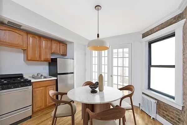 Essex St #18 - Photo 2 of 20