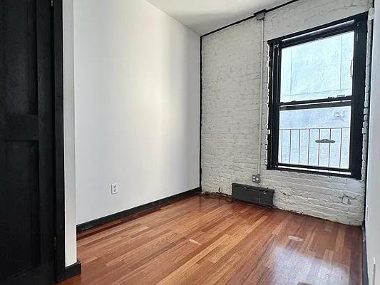 E 14th St #19 - Photo 4 of 20