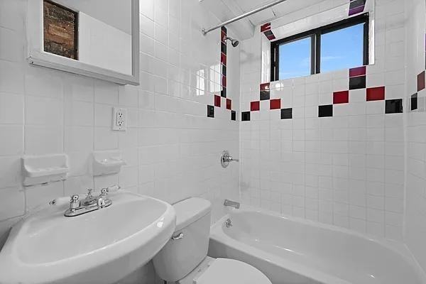 E 14th St #19 - Photo 5 of 20