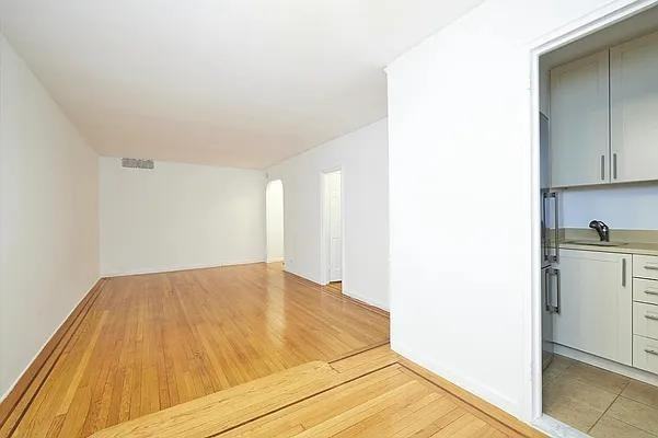 University Pl #4C - Photo 2 of 17