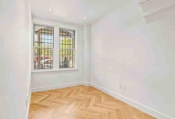 E 21st St #01A - Photo 4 of 10