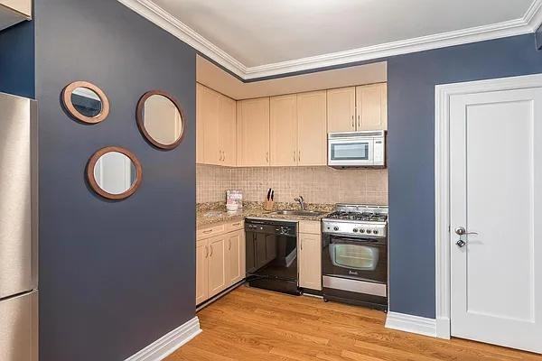 W 15th St #004F - Photo 2 of 12