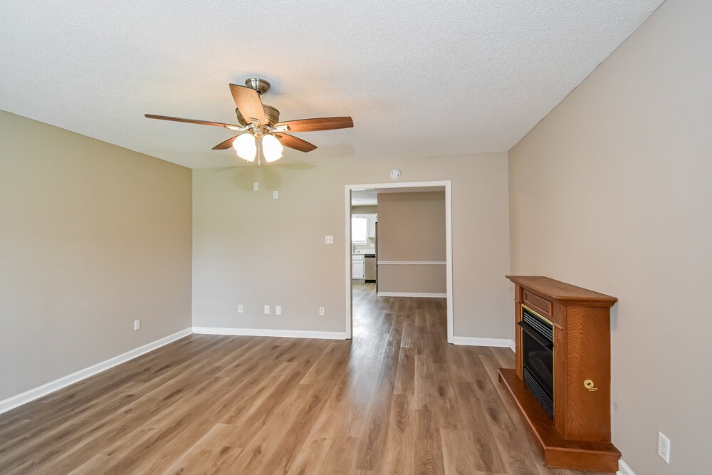 122 Royal Oaks Dr - Photo 4 of 16