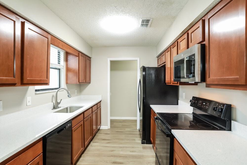 1988 Ashton St - Photo 7 of 16