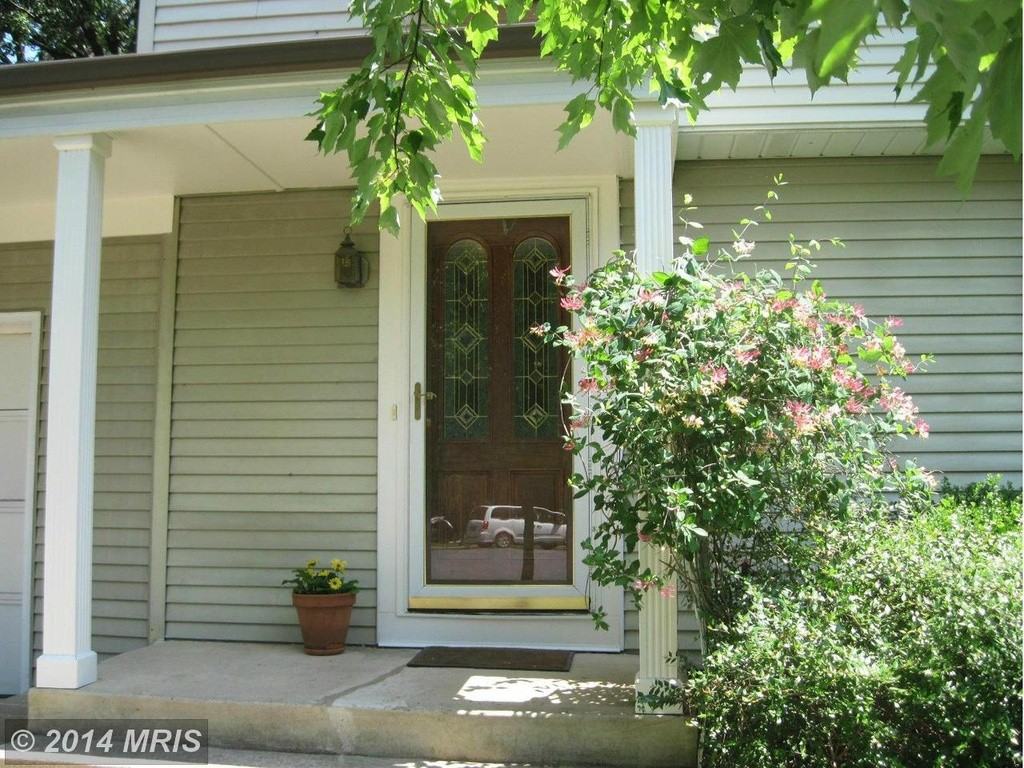 219 Newport Dr - Photo 2 of 37