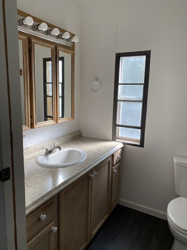 226 1/2 E 9th St - Photo 2 of 8