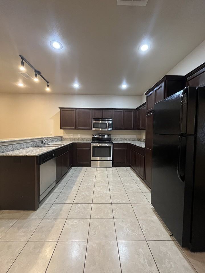3205 112th St - Photo 5 of 19