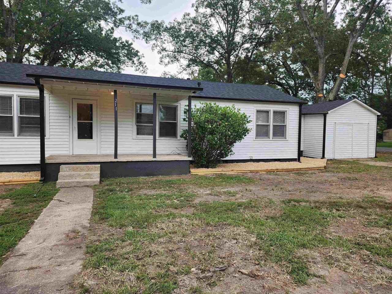 211 Se 3rd St - Photo 2 of 17