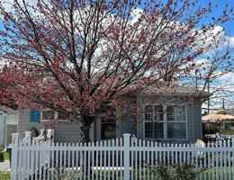 featured image of 1733 Melrose Ave