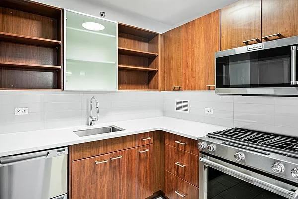 W 15th St #08K - Photo 4 of 20