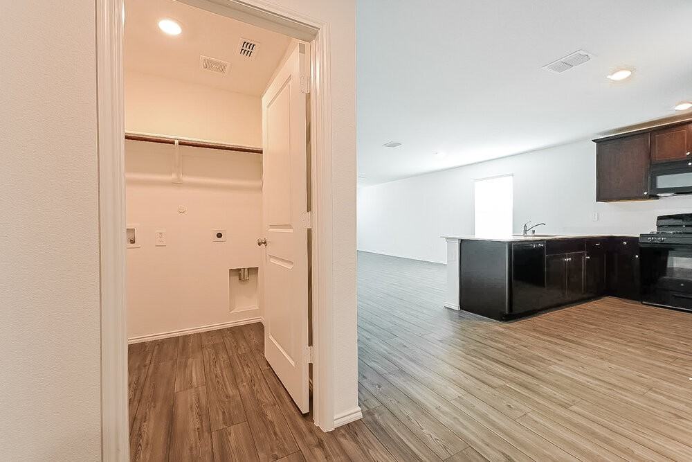 1040 Crestview Dr - Photo 3 of 16