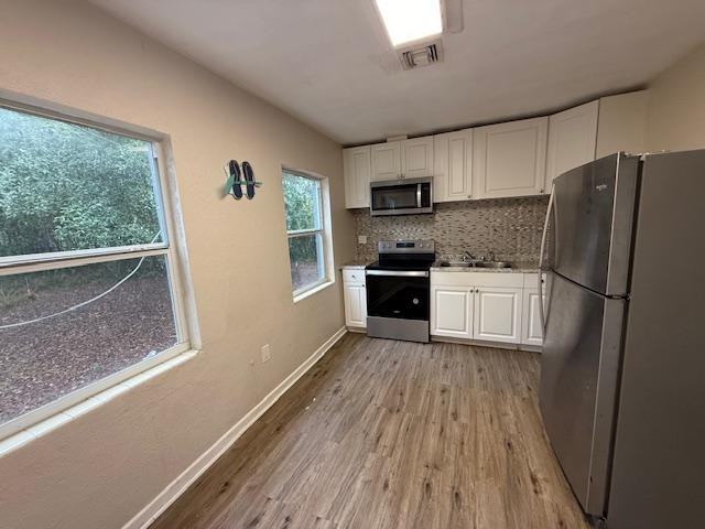 919 Kensington Dr - Photo 3 of 9