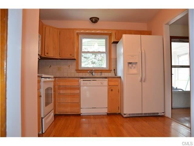 271 Newtown Ave - Photo 3 of 16