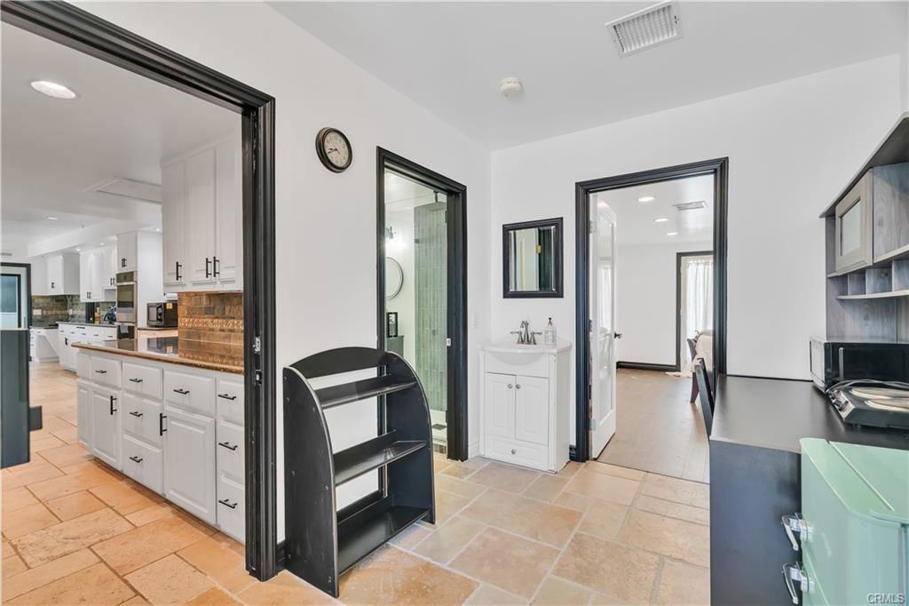 5067 Arundel Dr - Photo 2 of 8