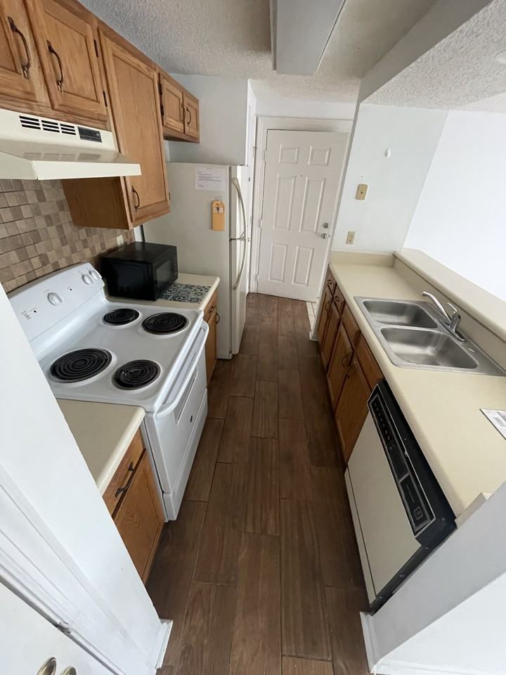 1600 Arlyn Circle #H - Photo 6 of 29