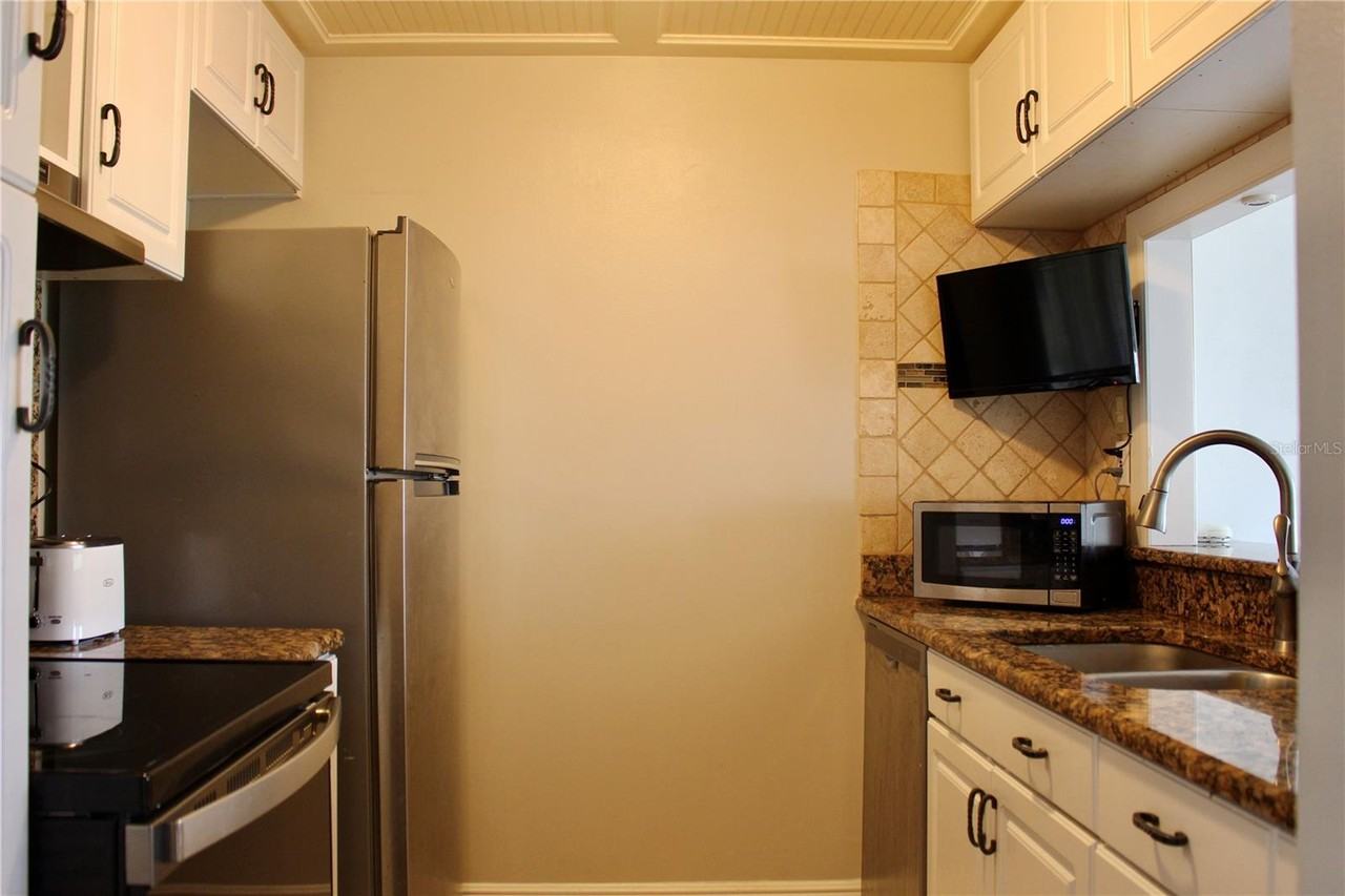 9101 Tudor Dr - Photo 7 of 33