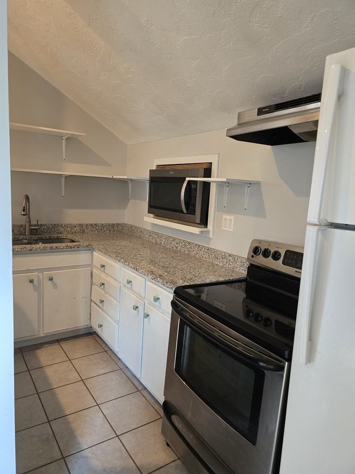 406 West Maple Street - Photo 2 of 7