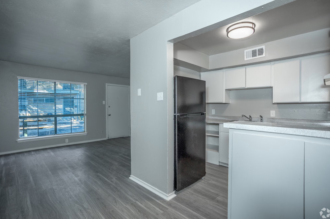 Dell Marr - Photo 2 of 6