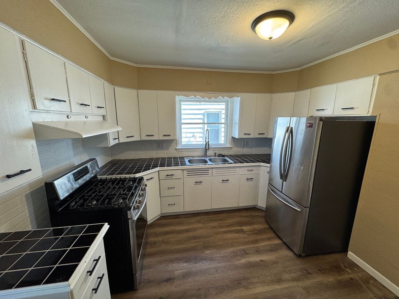 1909 10th St - Photo 2 of 16