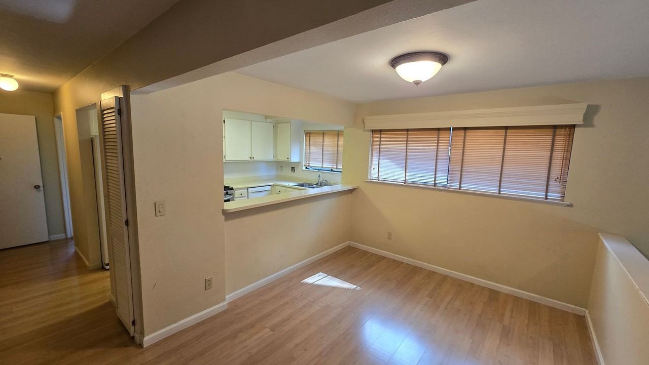8341 Valley View Ct - Photo 4 of 21