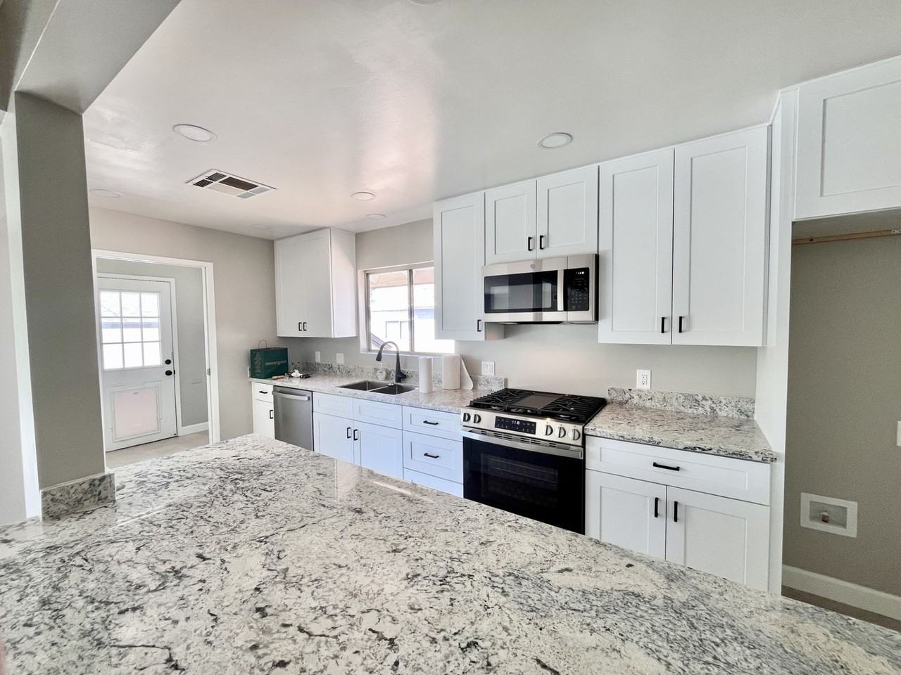 1024 Cypress St - Photo 2 of 16