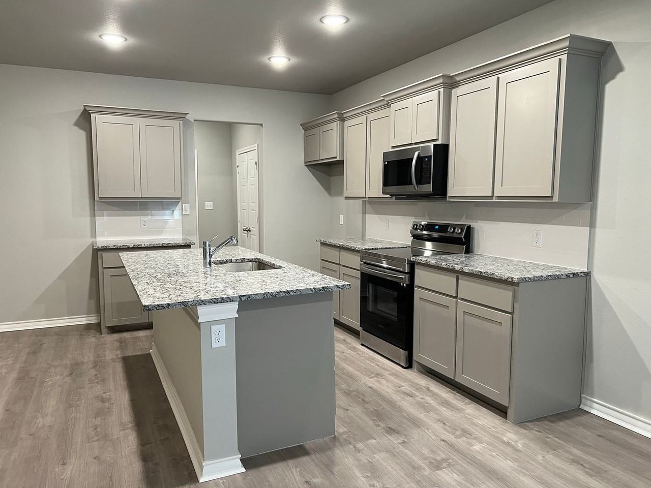 7803 96th St - Photo 4 of 14