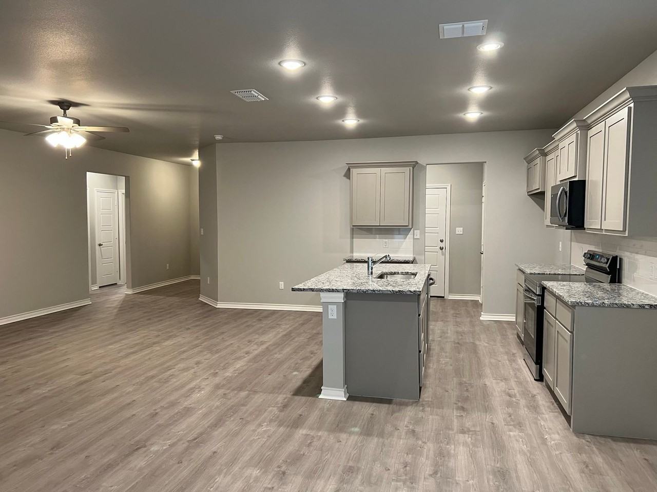 7803 96th St - Photo 5 of 14