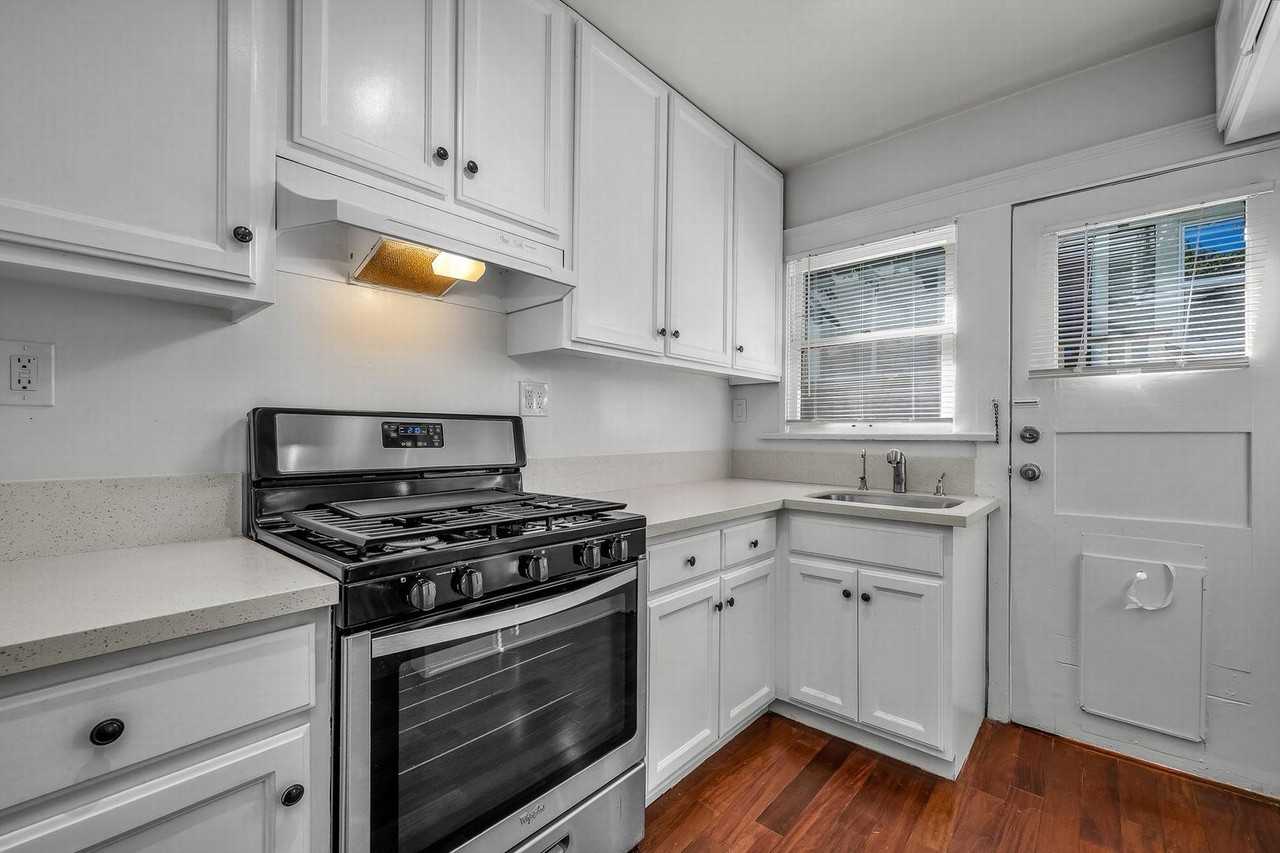 660 Ocean Park Blvd #B - Photo 5 of 14