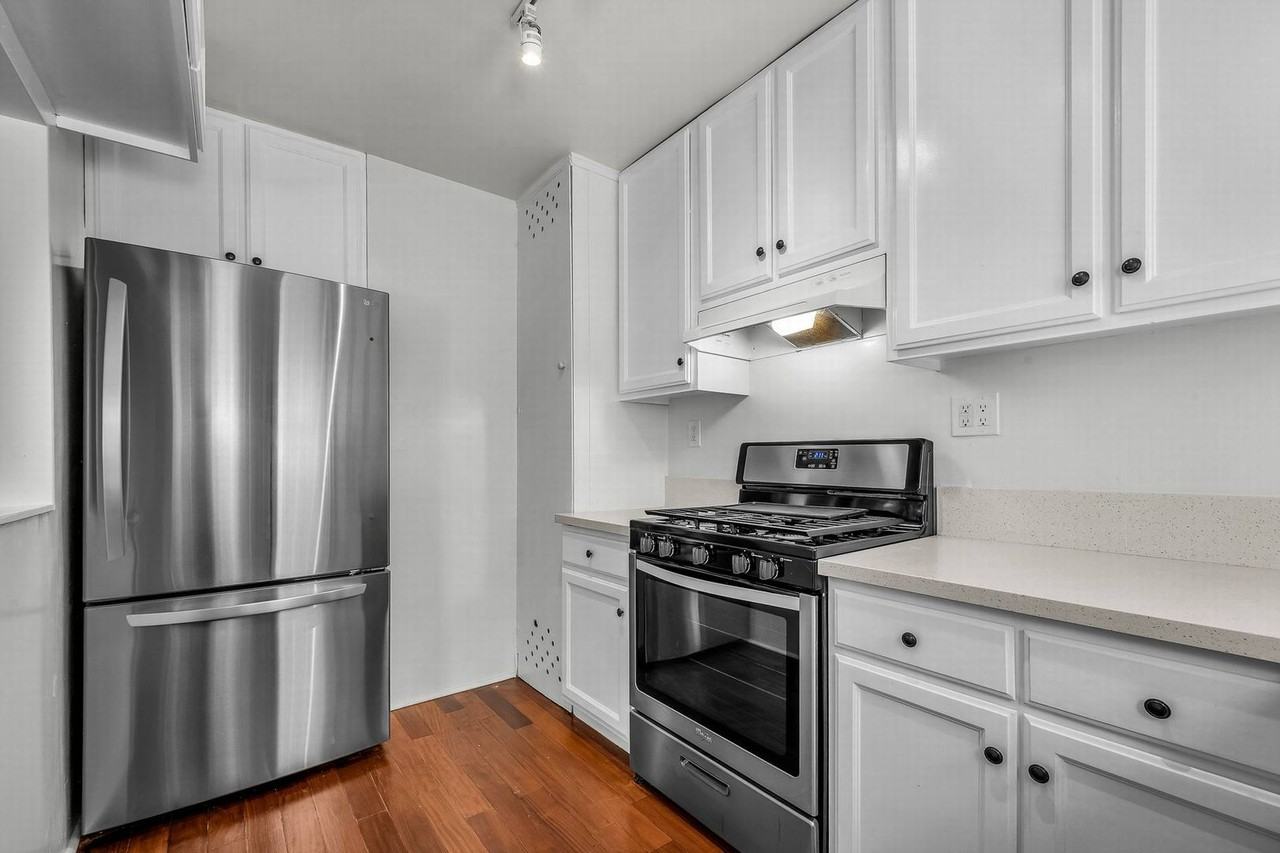 660 Ocean Park Blvd #B - Photo 6 of 14