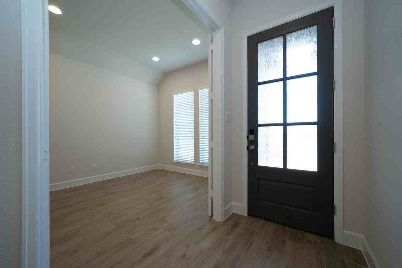 2457 Auburn St - Photo 3 of 32