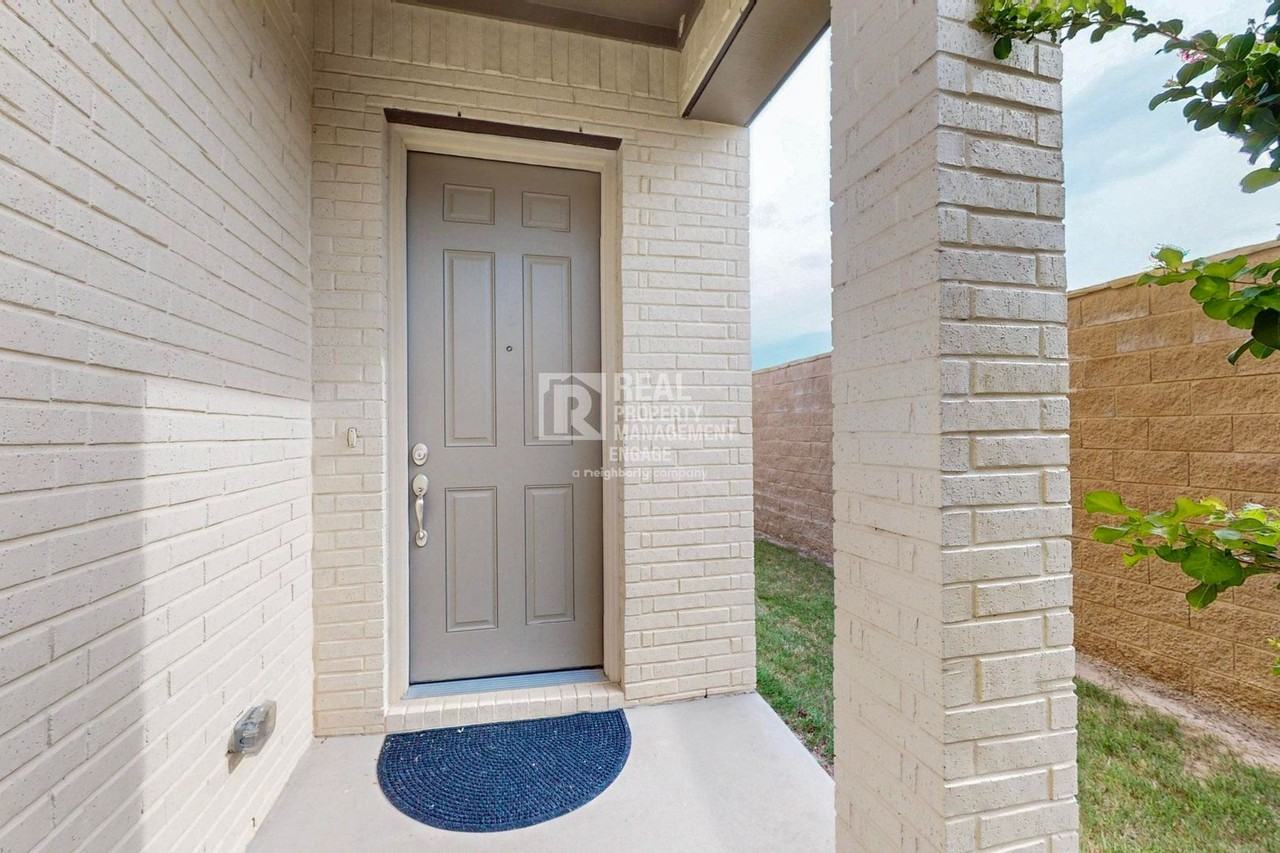 1077 Maverick Dr - Photo 4 of 39
