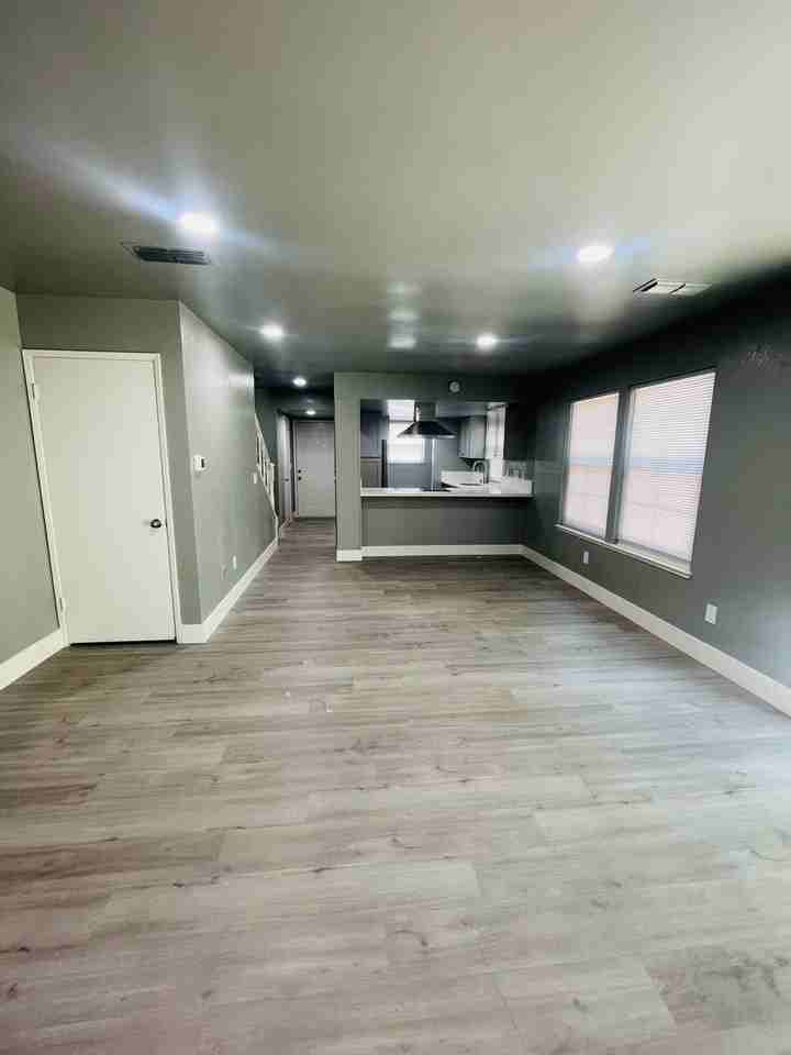 1085 Piedmont Dr - Photo 3 of 17