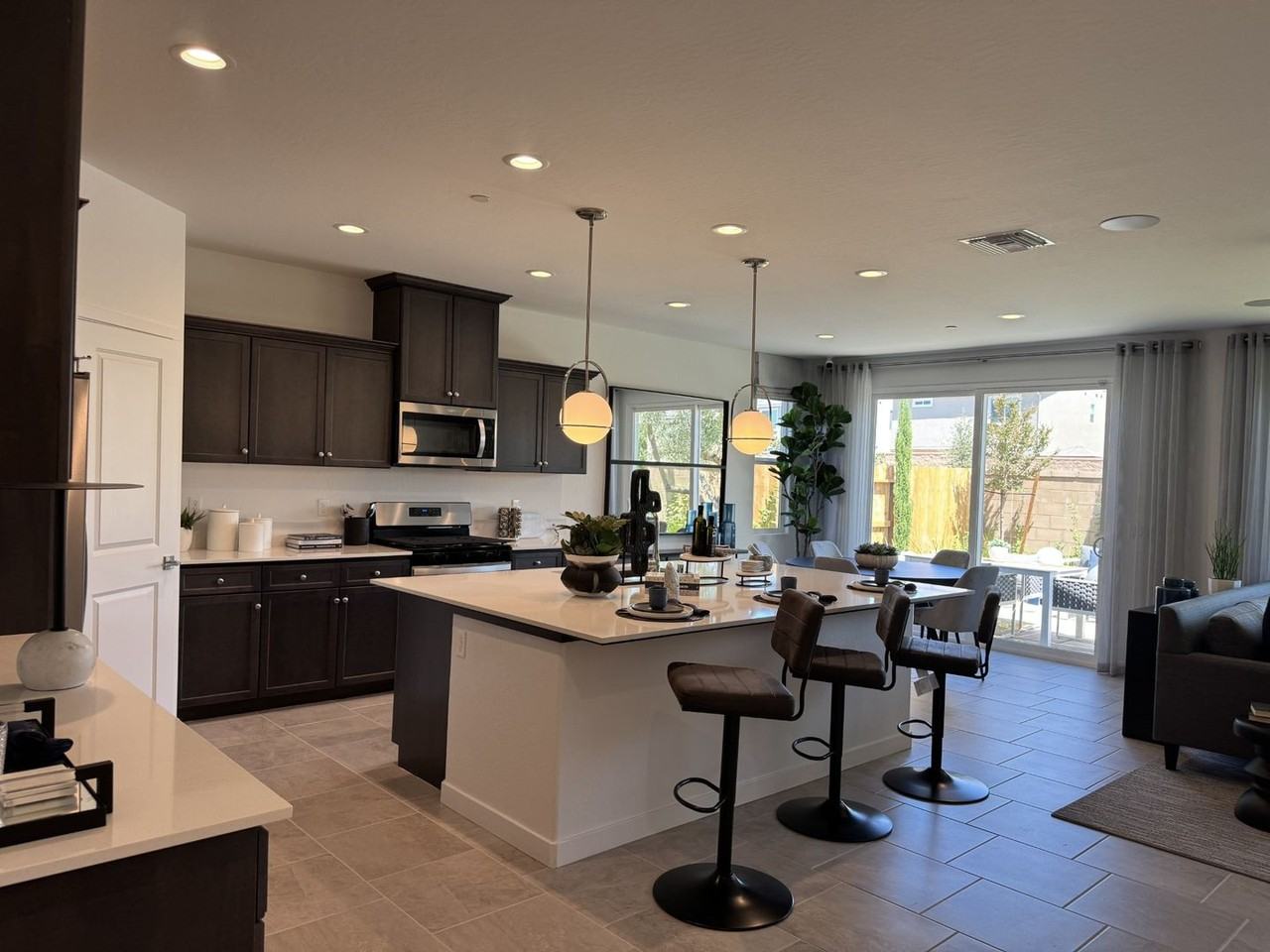 1173 Maclure Ave W - Photo 2 of 7