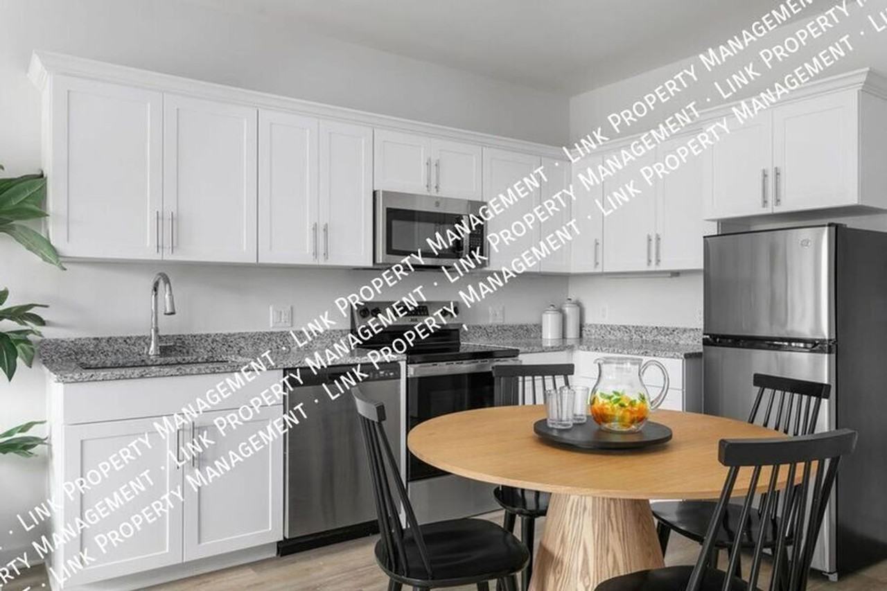 245 W 26th St - Photo 3 of 35