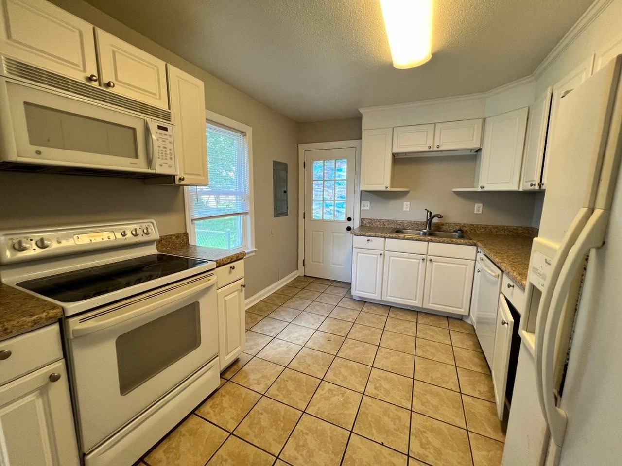 420 Sarah Dr - Photo 3 of 5