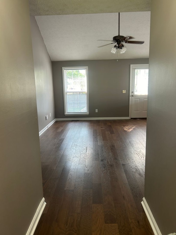 127 Sharon Dr - Photo 3 of 24