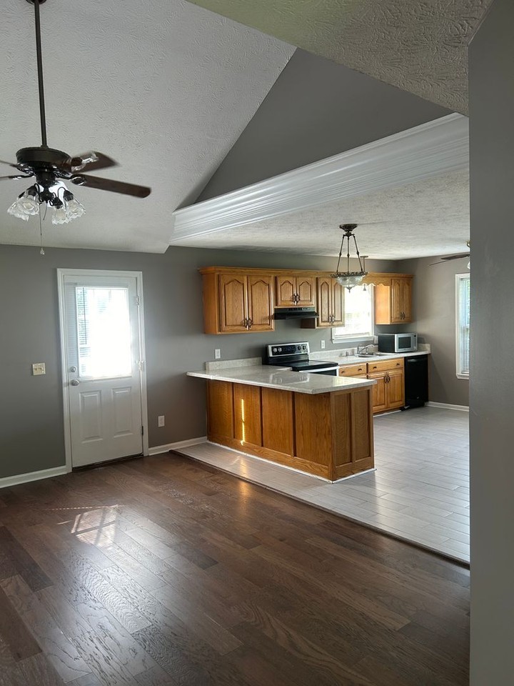 127 Sharon Dr - Photo 4 of 24