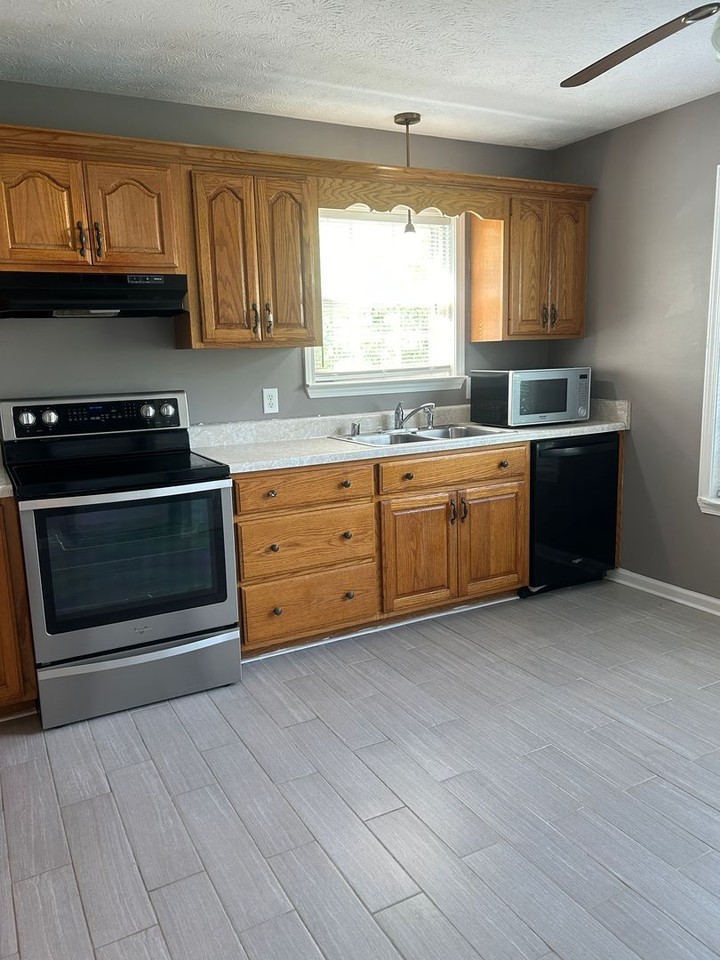 127 Sharon Dr - Photo 7 of 24