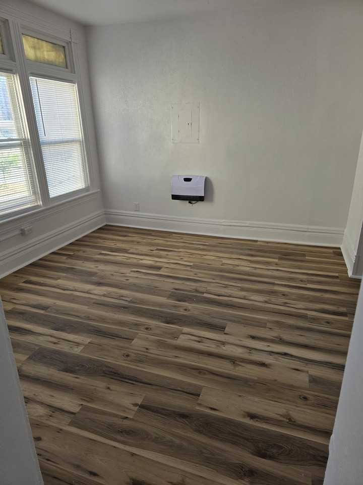 315 W 7th St #A - Photo 3 of 4
