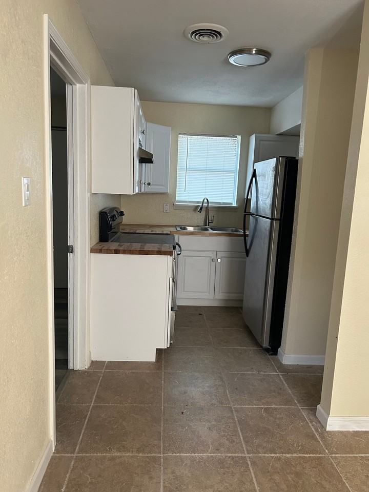 909 South 17th Street #909 - Photo 4 of 5