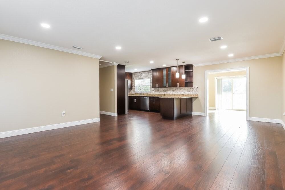 10209 N Fleetwood Dr - Photo 3 of 16