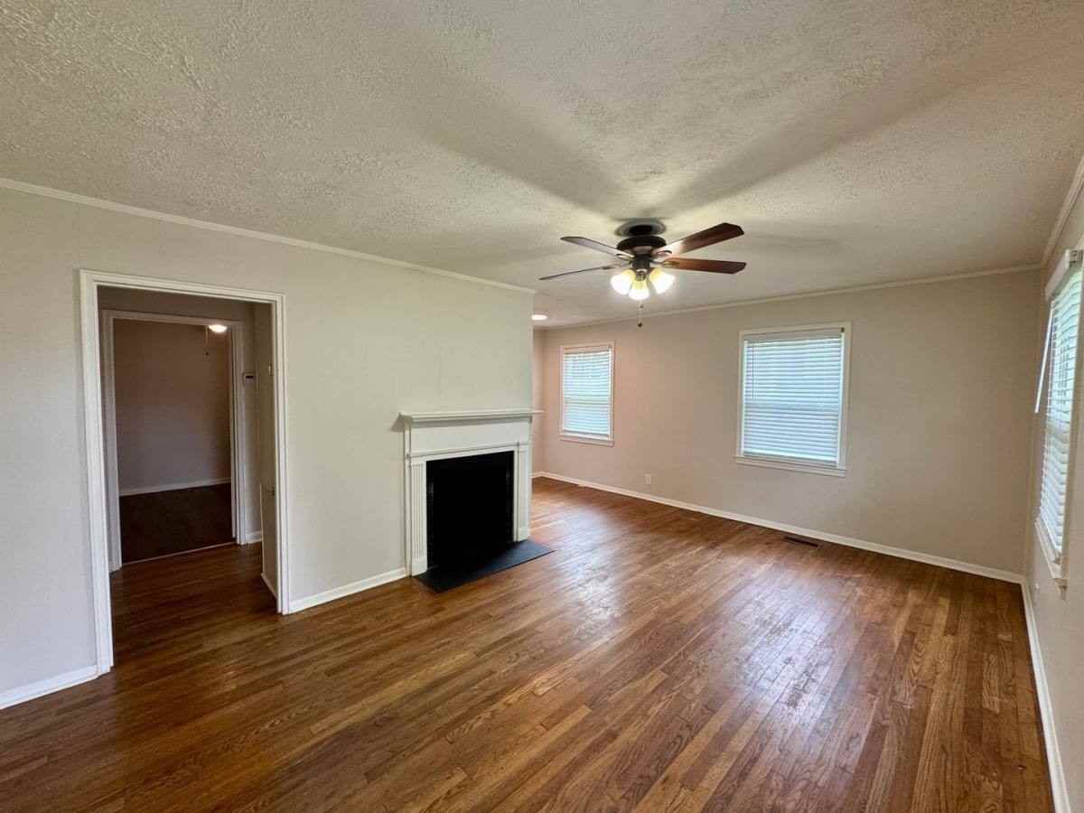 1305 E 34th St - Photo 3 of 10