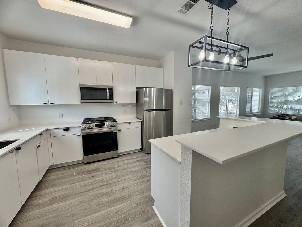 3410 Speedway - Photo 6 of 26