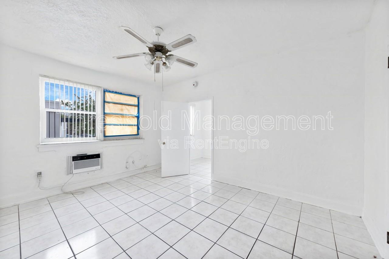 1017 Sw 9th St #1 - Photo 3 of 10