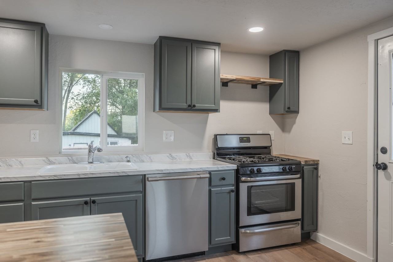 415 B St #NA - Photo 3 of 20