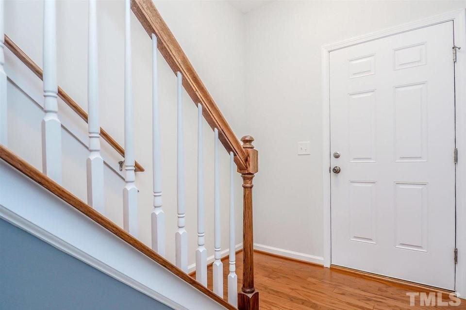 868 Queen City Cres - Photo 3 of 24