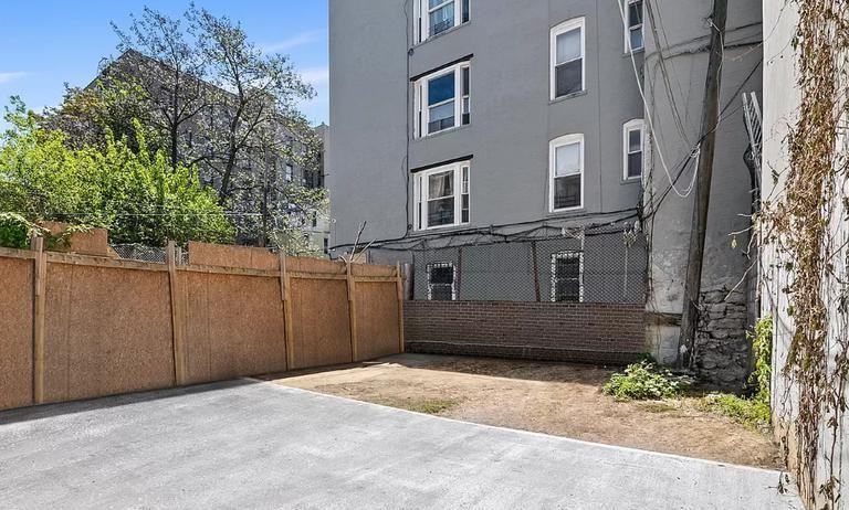 444 Cyrus Pl - Photo 3 of 10