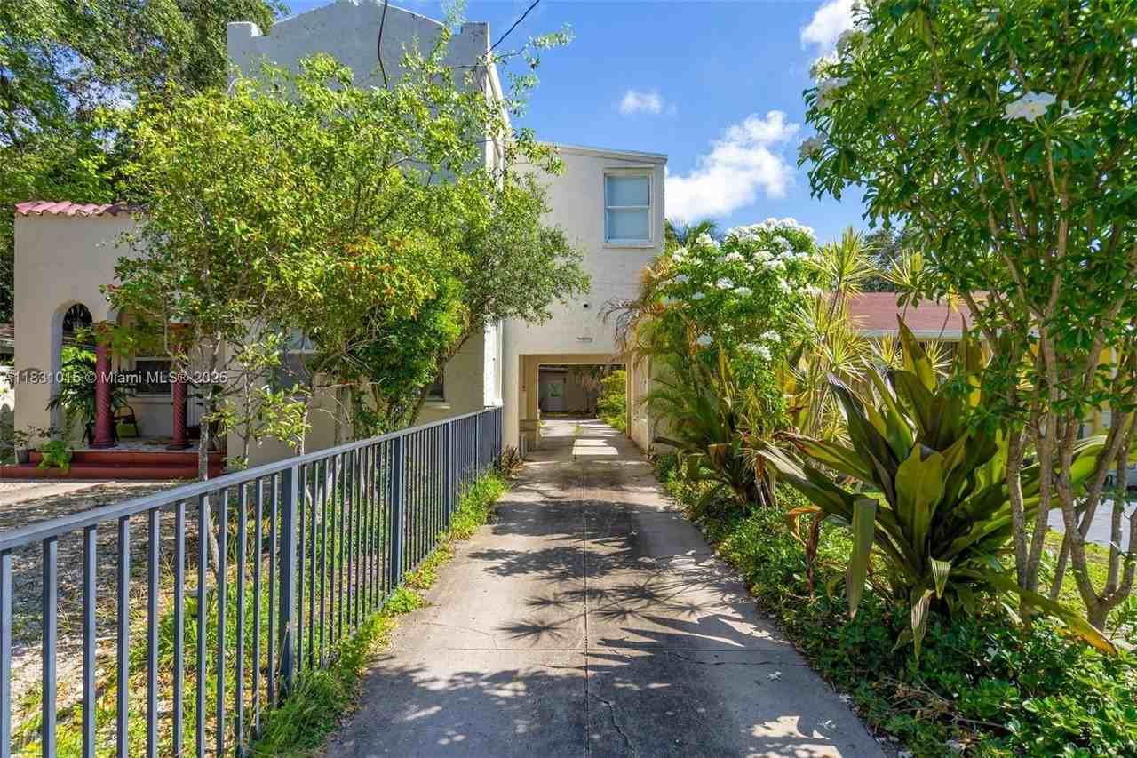 1045 Ne 131st St #A2