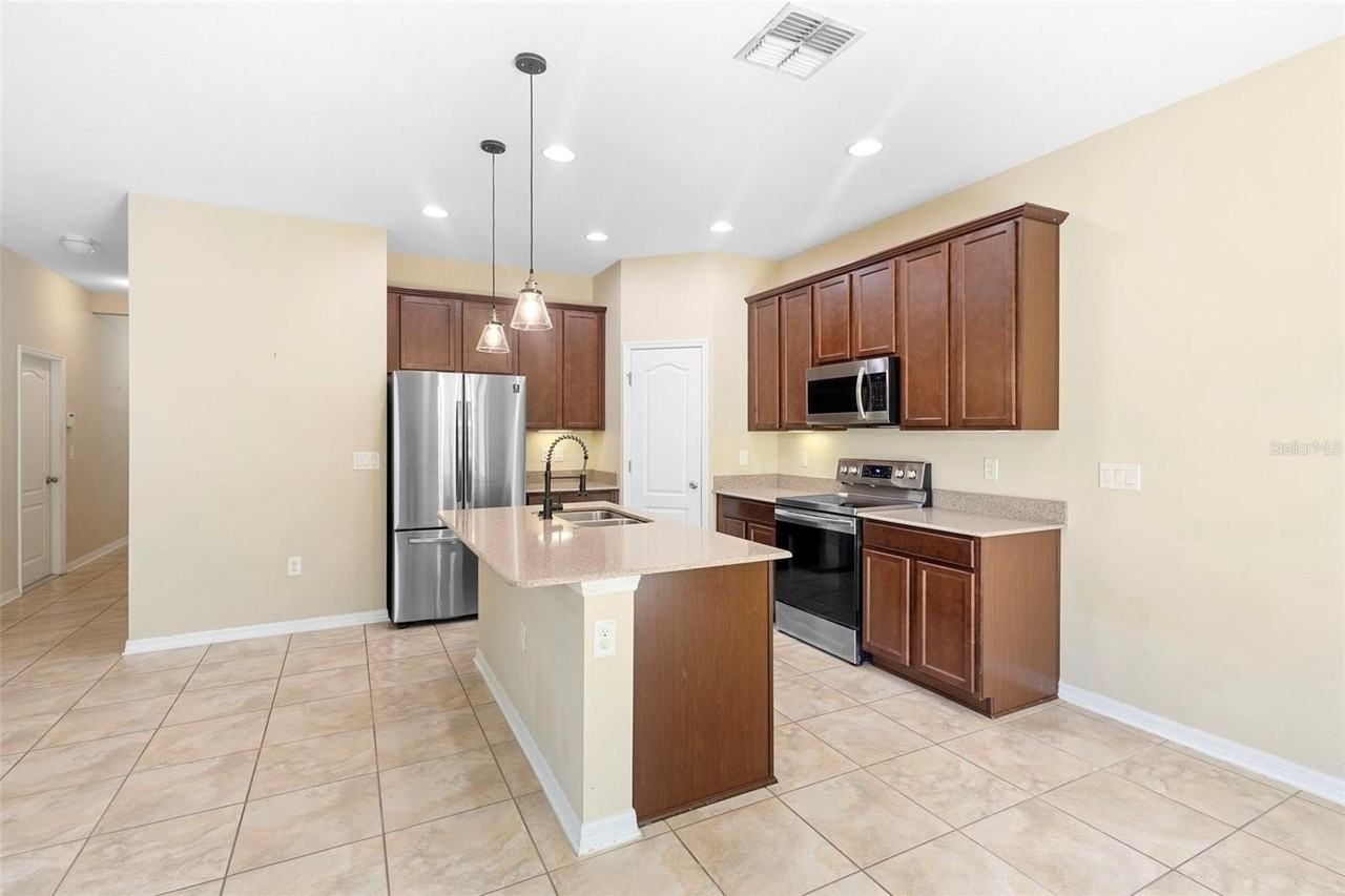 215 Lakeshore Drive - Photo 4 of 29