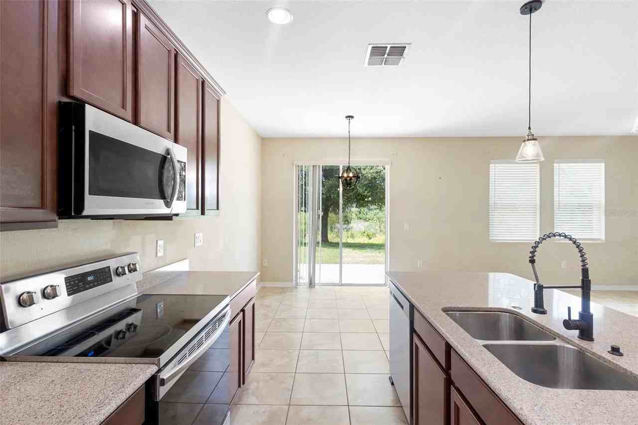 215 Lakeshore Drive - Photo 2 of 29